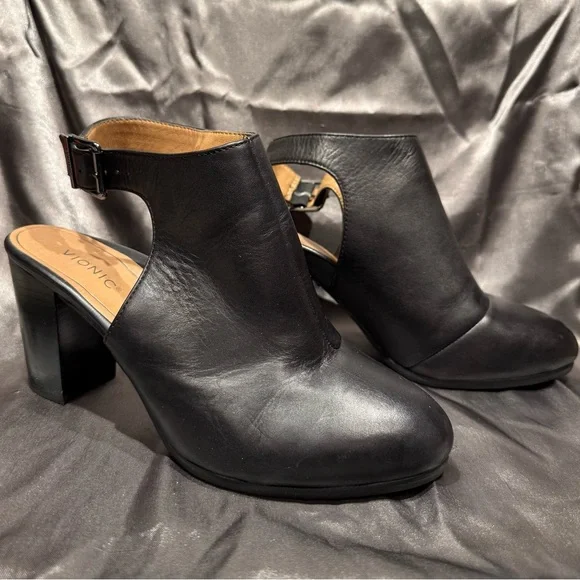 Vionic size 8.5 W 'Lacey' Black Leather Cutout Heeled Boots / Booties, Like New - Picture 2 of 10